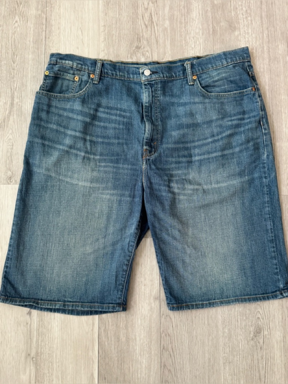 Levi’s 569 Men's Blue Denim Shorts, Medium Wash, Loose Straight Fit, Size 42